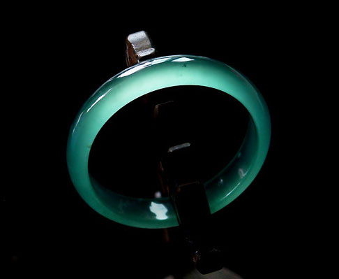 蓝水翡翠手镯选购要点