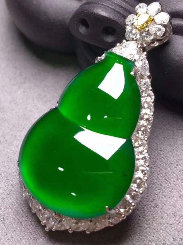 1w2买的“帝王绿”翡翠原石，切出来干青种！钱全打水漂了