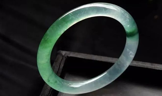 翡翠手镯诠释女性内心，