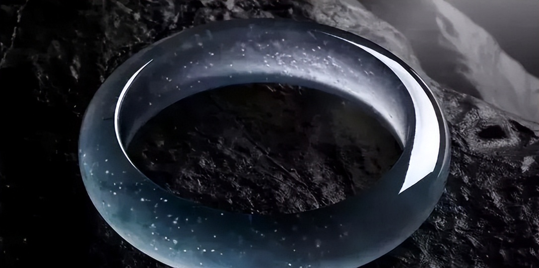 几种保养翡翠手镯的方式，赶紧保存起来，一定会越戴越透亮